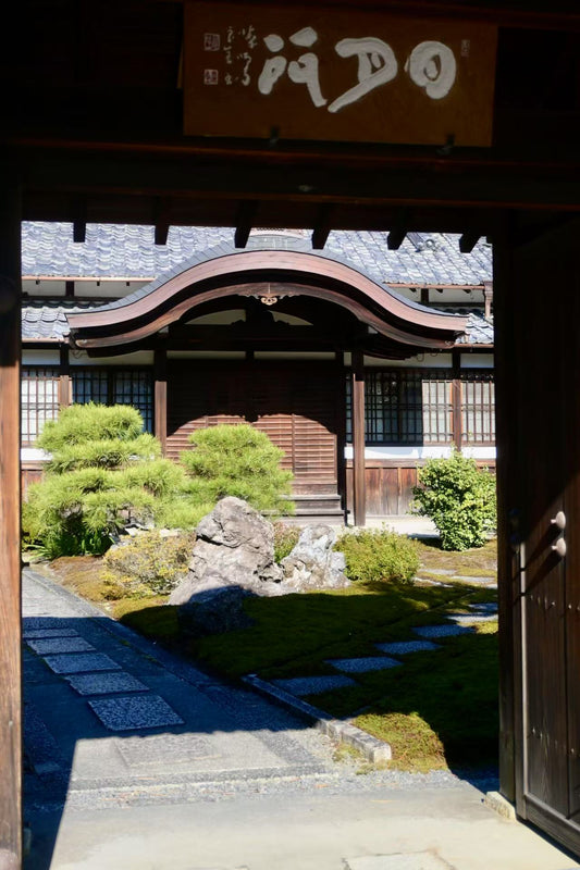 Japanese Gardens vs. Chinese Gardens: Key Differences and Representative Plants